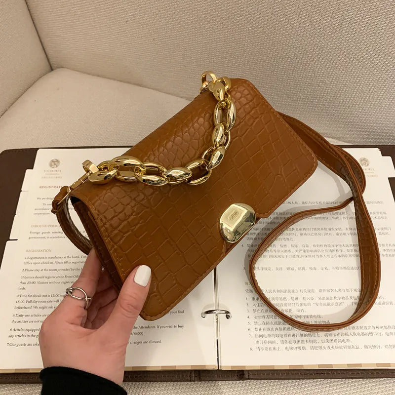 Kleine Schultertasche für Damen ⎜ Retro-Tasche mit Kettengriff und Kroko-Prägung für Abend oder Stadt