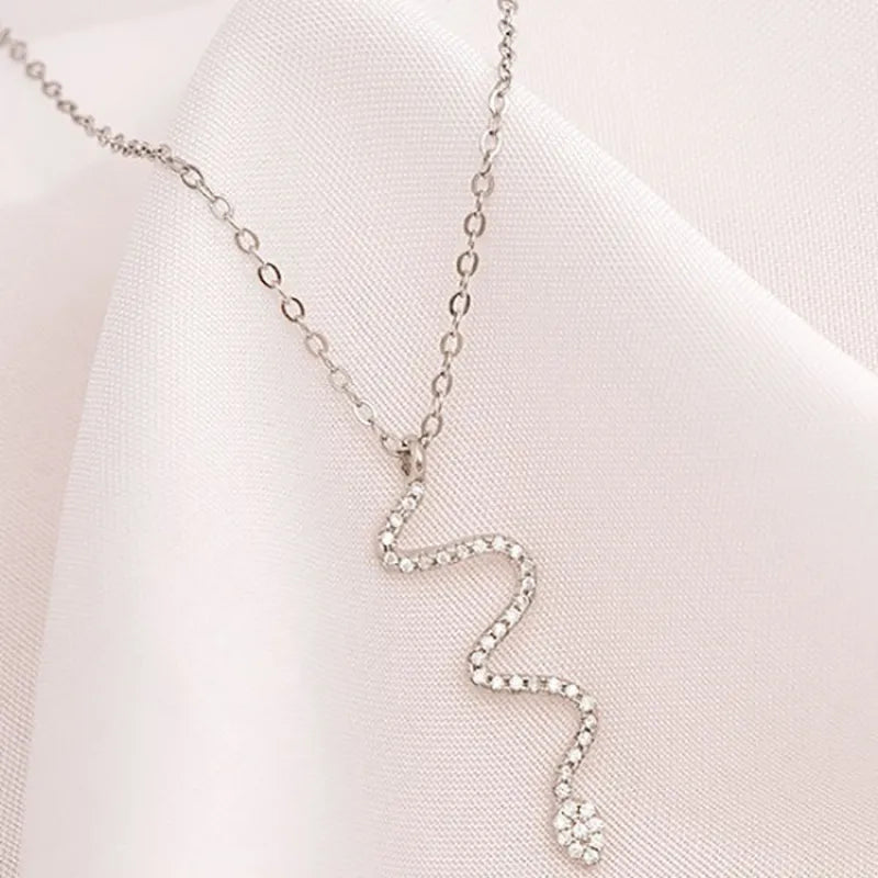 Elegante Damenkette mit Zirkonia-Anhänger ⎜ Schlangenkette in geschwungener Form für besondere Auftritte