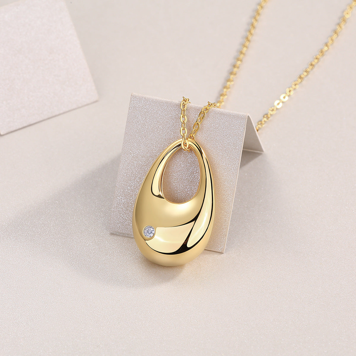 Elegante Halskette für Damen ⎜ Vergoldete Kette mit modernem Tropfenanhänger und funkelndem Stein (925 Silber)