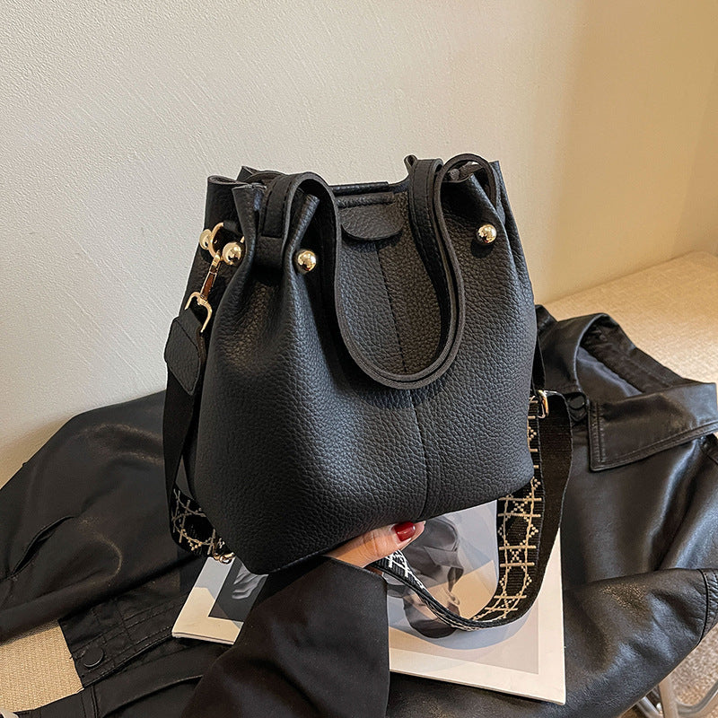 Damen Ledertasche ⎜ Vielseitige Schultertasche mit breitem Gurt für Alltag und City-Looks