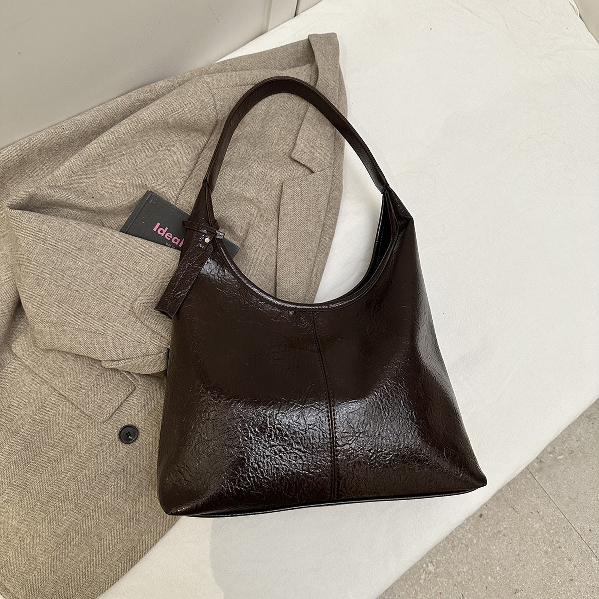 Klassische Schultertasche für Damen ⎜ Glänzende Tragetasche mit weichem Material und großem Innenfach