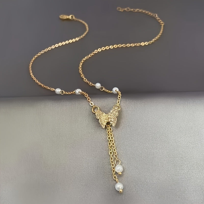 Halskette für Damen ⎜ Verspielte Kette mit Perlen und funkelndem Schmetterlingsanhänger für elegante Alltagslooks