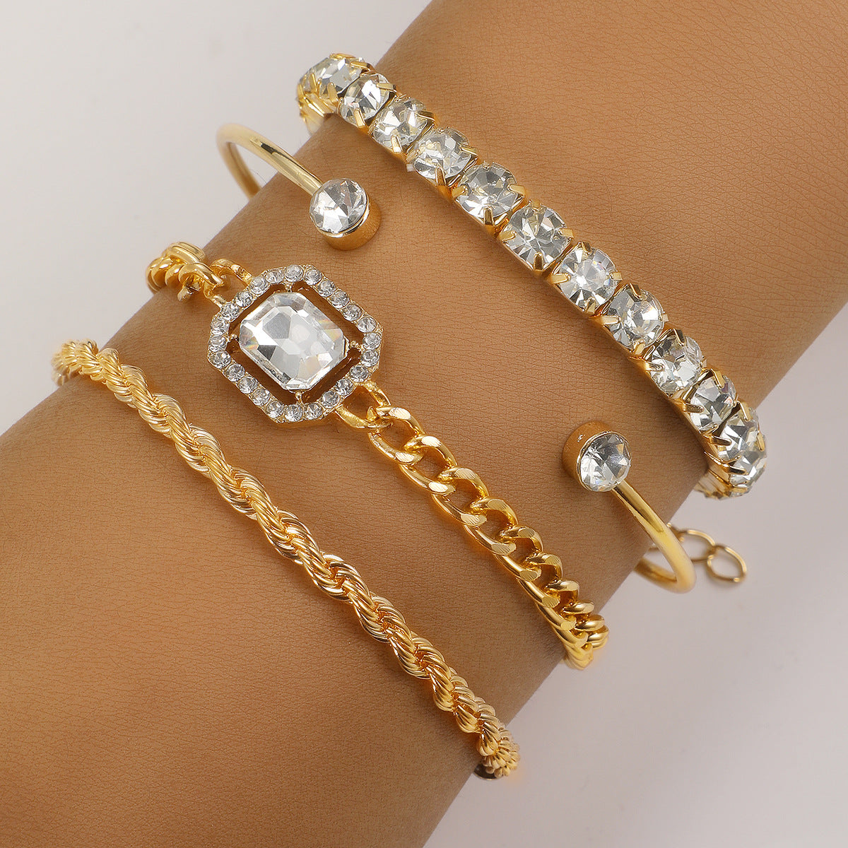 Vintage-inspiriertes Armband-Set ⎜ Mit Strassbesatz und gedrehtem Design für elegante Kombinationen