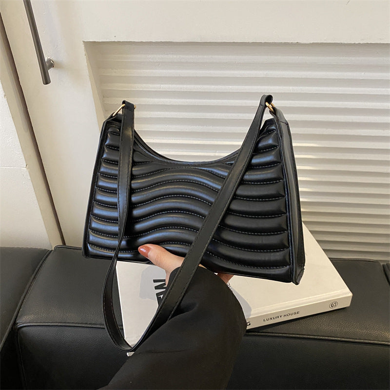 Strukturierte Schultertasche für Damen ⎜ Moderne Unterarmtasche mit Wellensteppung für täglichen Stil