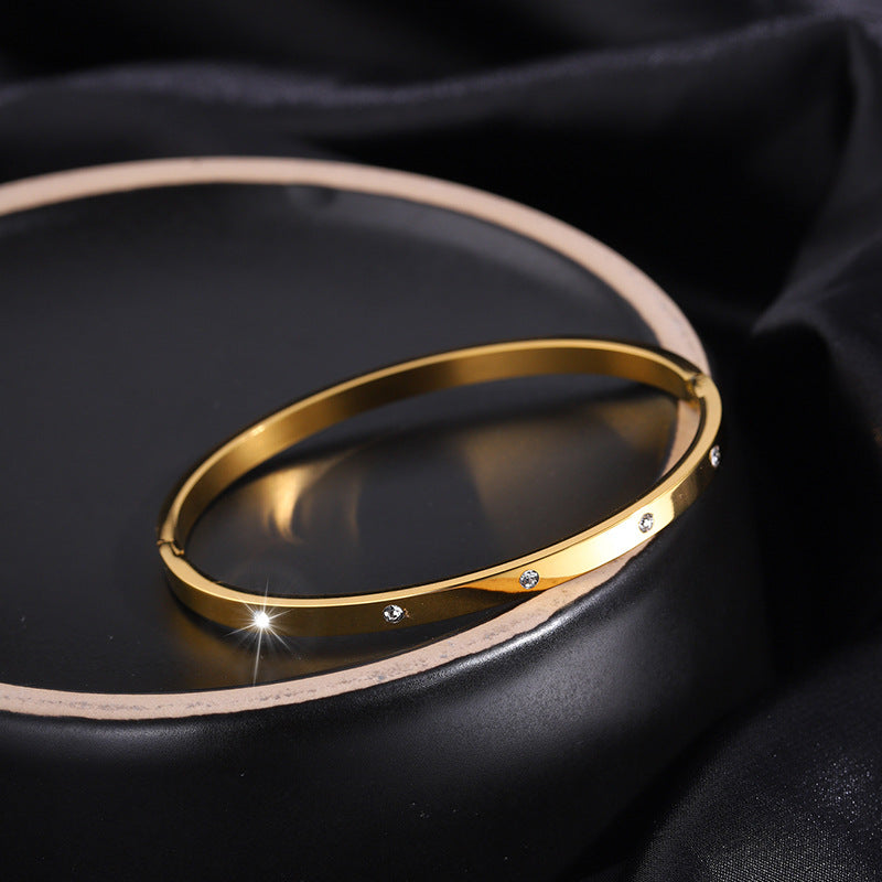 Klassischer Armreif für Damen ⎜ Langlebige Vergoldung mit funkelnden Steinen für tägliche Eleganz