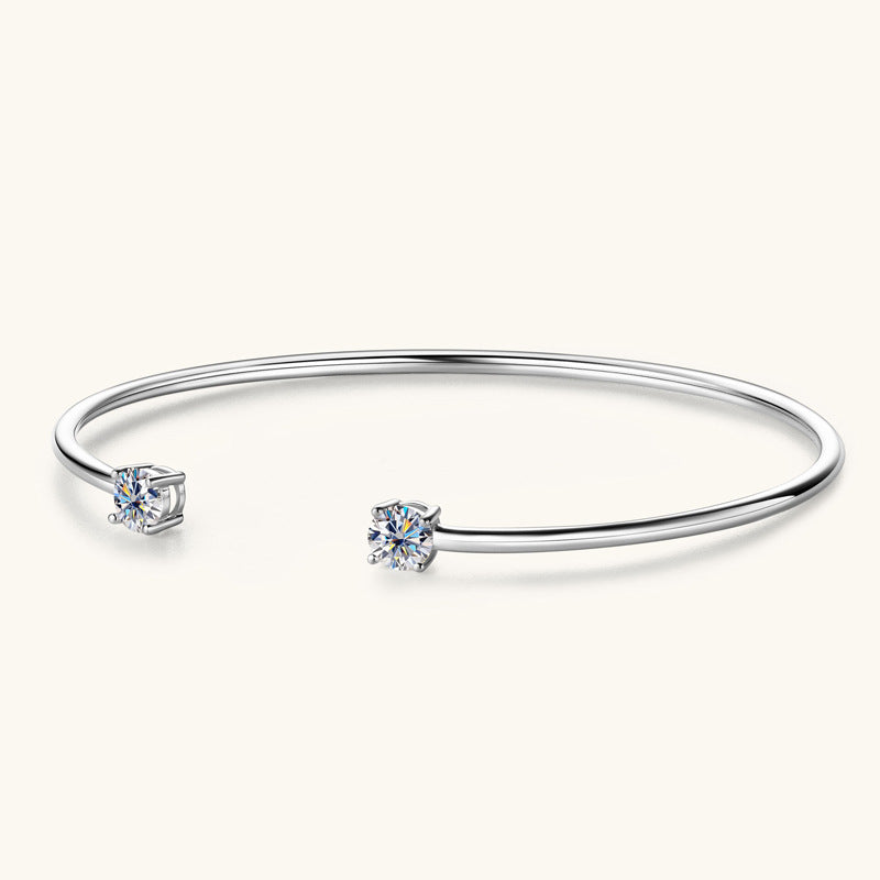 Eleganter Damenarmreif mit Diamantoptik ⎜ Offenes Golddesign mit glitzernden Akzenten für besondere Momente