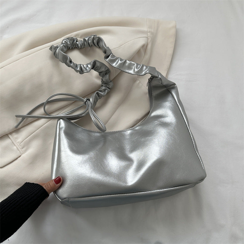 Modische Schultertasche für Damen ⎜ Kleine Henkeltasche mit Rüschenriemen für Alltag und Ausgehen