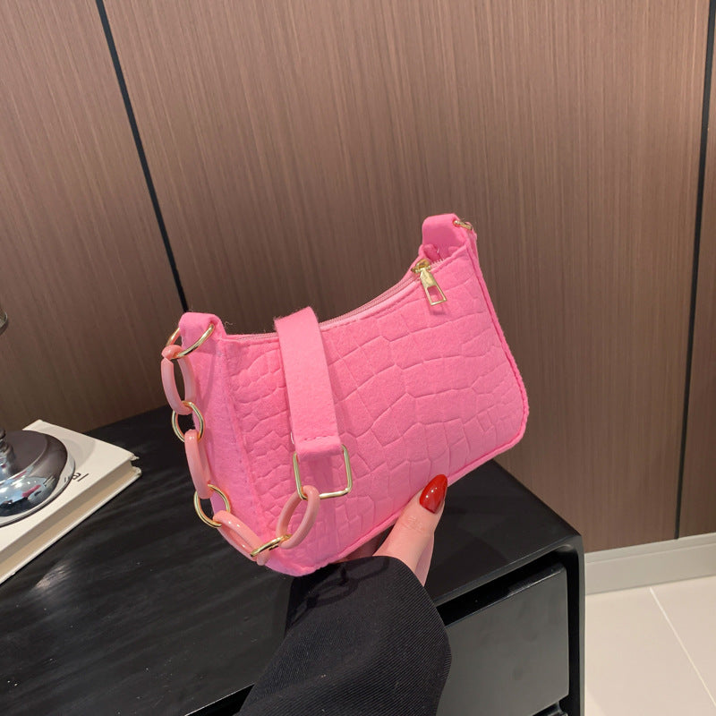 Kleine Umhängetasche für Damen ⎜ Stilvolle Tasche mit Kettendetail und geprägtem Design für jede Gelegenheit