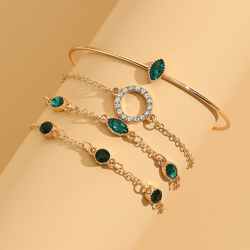 Goldenes Armband-Set mit Farbakzent ⎜ Edle Ketten kombiniert mit grünen Kristallen – perfekt für festliche Looks