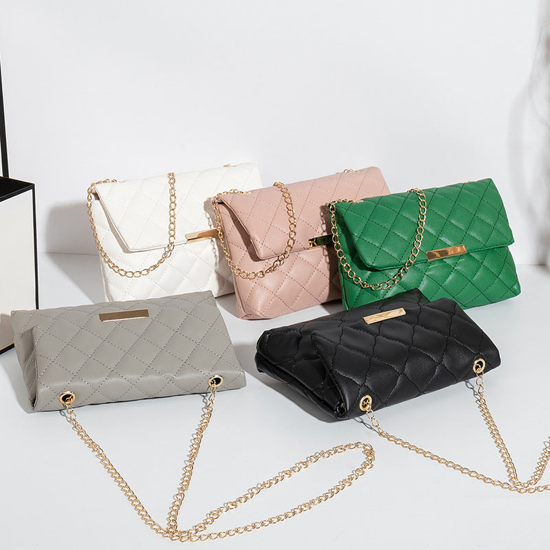 Kleine Schultertasche für Damen ⎜ Modische Kettentasche mit Steppung für trendige Looks und Events