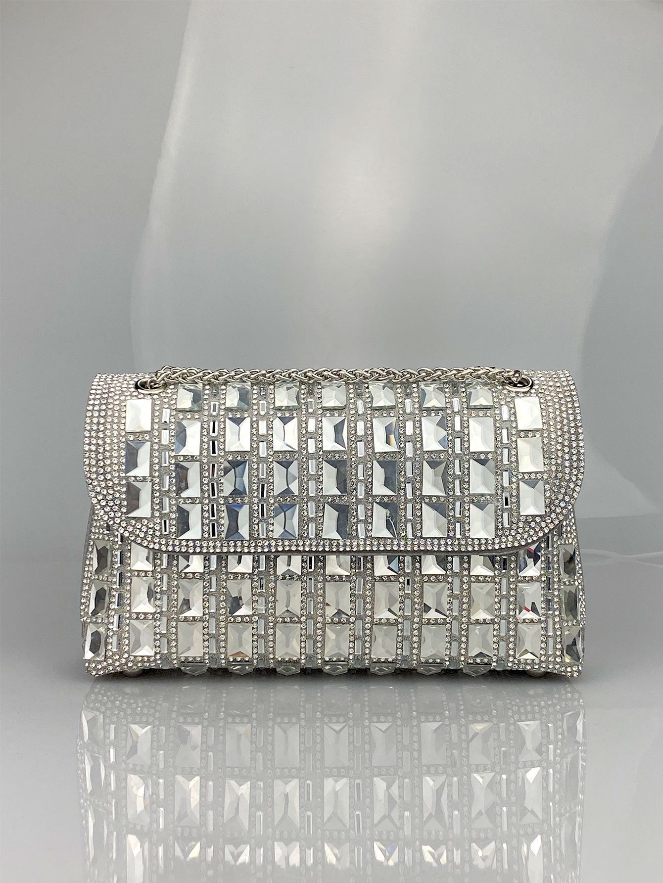 Abendtasche mit Glitzersteinen ⎜ Elegante Clutch mit Kettenträger und glänzender Oberfläche für Partys und Events