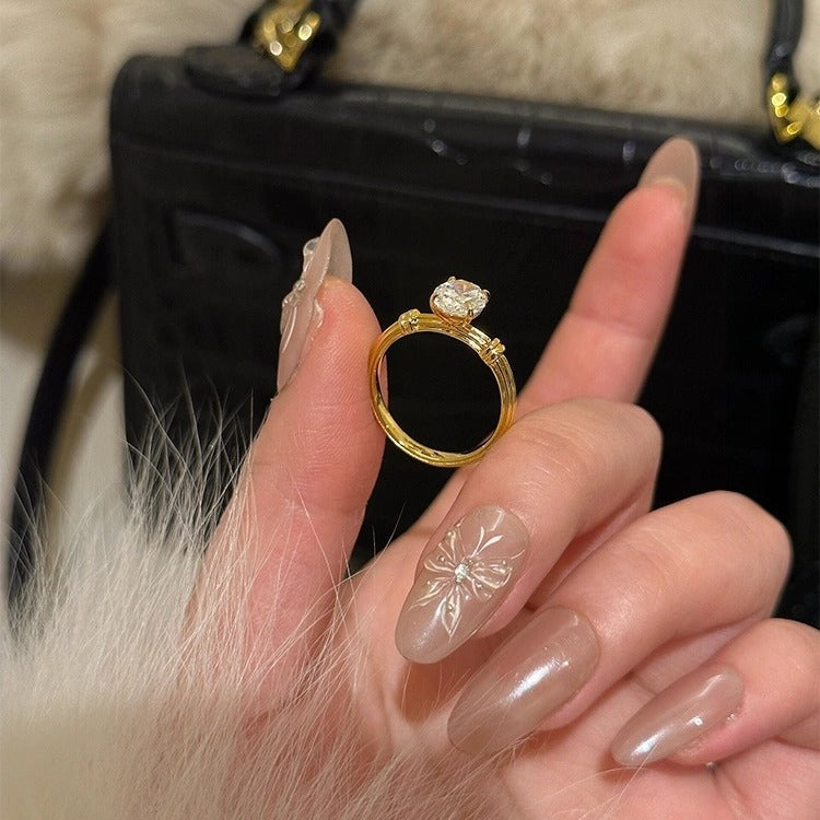 Damenring mit großem Stein ⎜ Moderner Ring im Linien-Design für elegante Anlässe und stilvolle Auftritte