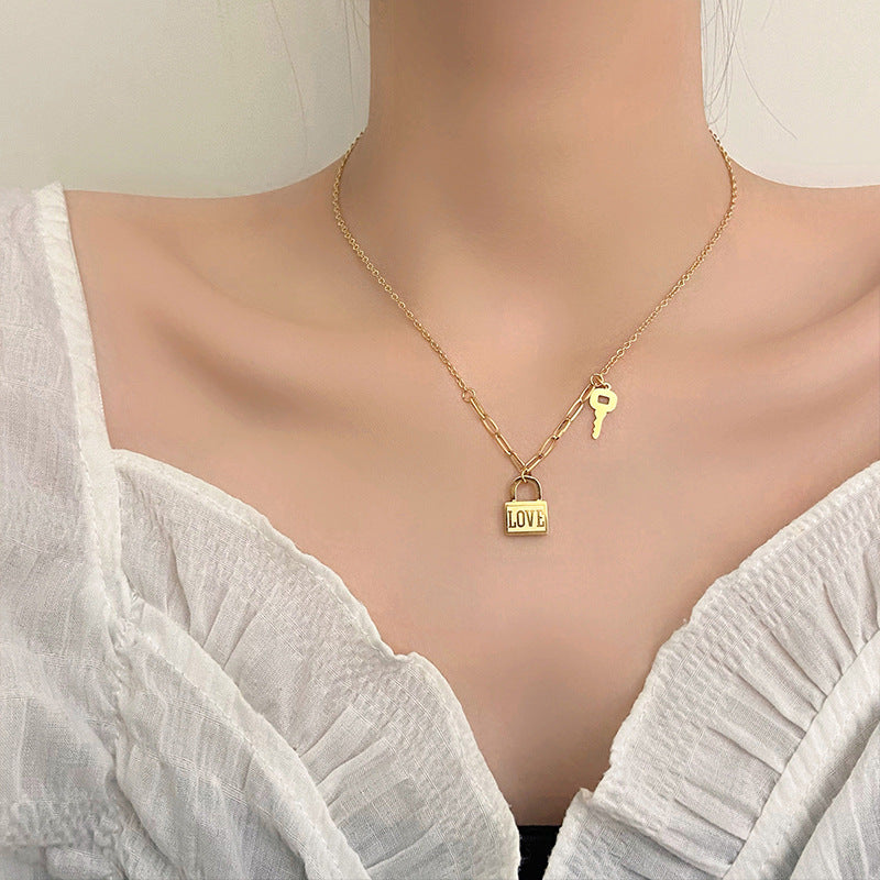 Halskette für Damen ⎜ Vergoldete Kette mit Schloss- und Schlüsselanhänger