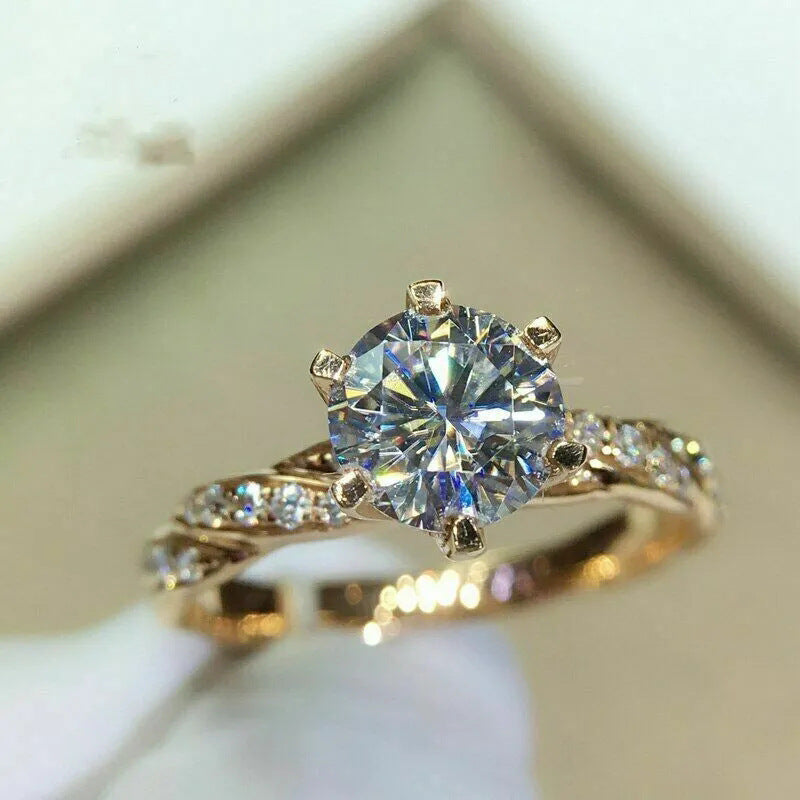 Ring in Goldoptik mit Zirkonia ⎜ Funkelnder Ring mit Drehdesign und klassischer Krappenfassung