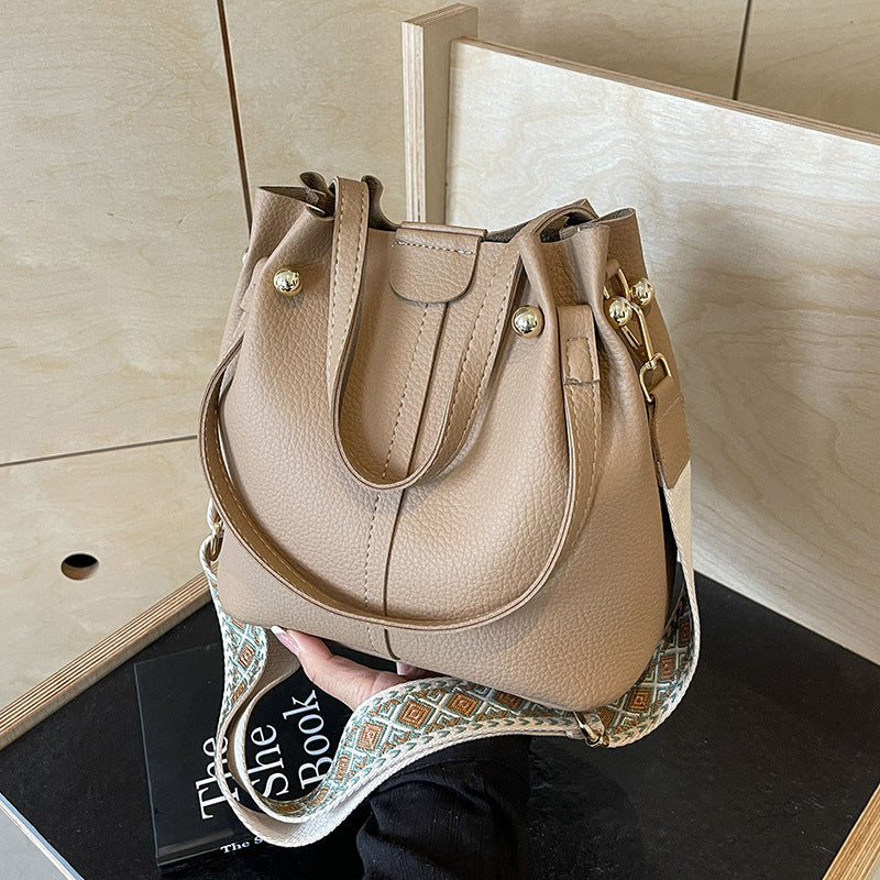 Damen Ledertasche ⎜ Vielseitige Schultertasche mit breitem Gurt für Alltag und City-Looks