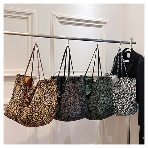 Leopardenmuster Schultertasche ⎜ Lässige Tragetasche mit Retro-Look und auffälligem Print