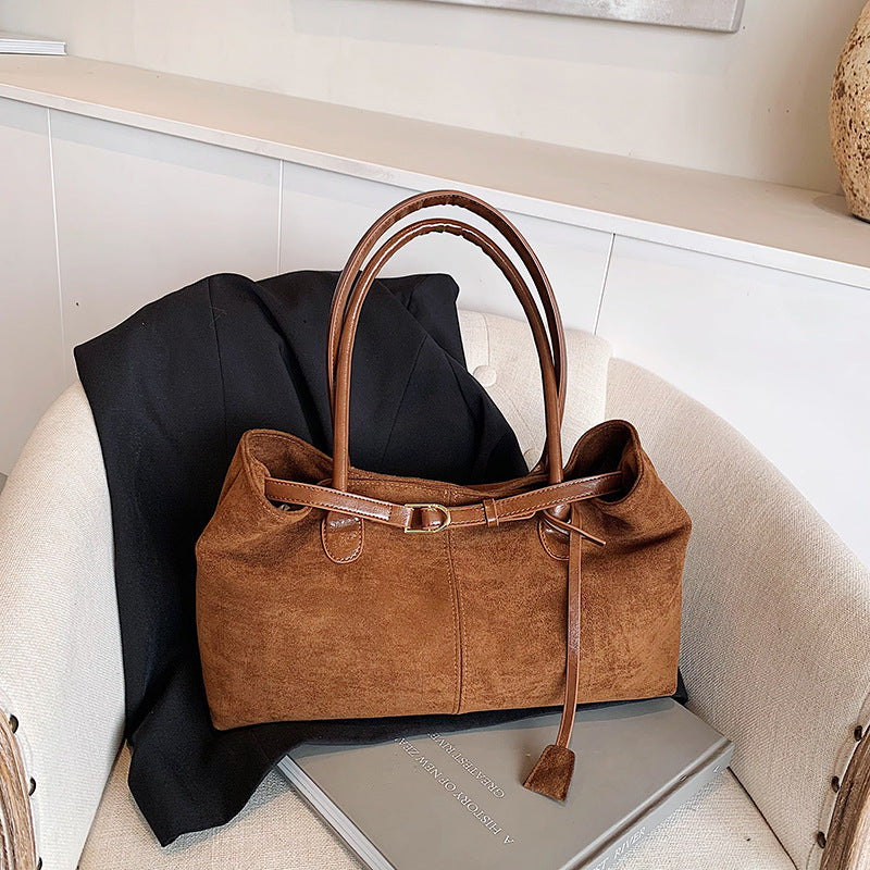 Geräumige Henkeltasche für Damen ⎜ Vintage Schultertasche aus Wildleder mit dekorativem Gürtel