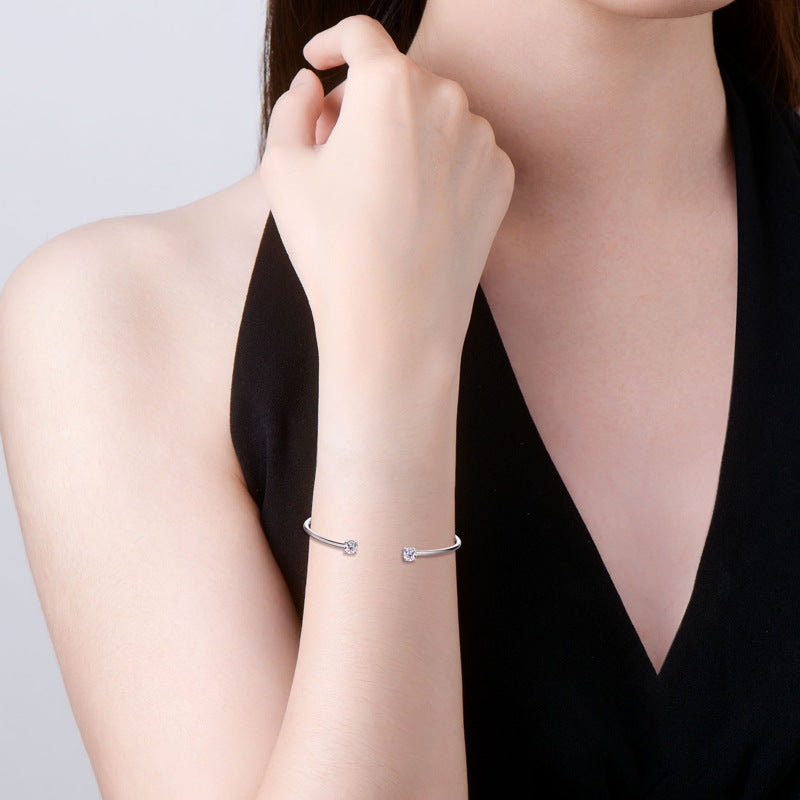 Eleganter Damenarmreif mit Diamantoptik ⎜ Offenes Golddesign mit glitzernden Akzenten für besondere Momente