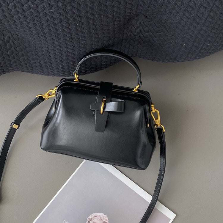 Kleine Handtasche aus Echtleder ⎜ Strukturierte Umhängetasche mit Griff für stilvolle Looks und besondere Anlässe