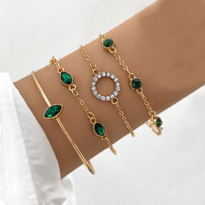 Goldenes Armband-Set mit Farbakzent ⎜ Edle Ketten kombiniert mit grünen Kristallen – perfekt für festliche Looks