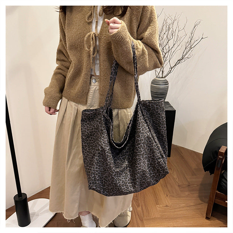 Leopardenmuster Schultertasche ⎜ Lässige Tragetasche mit Retro-Look und auffälligem Print