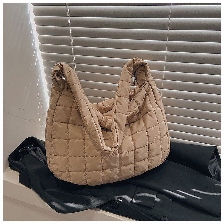Gesteppte Umhängetasche für Damen ⎜ Leichte Schultertasche mit viel Stauraum für Alltag und Reisen