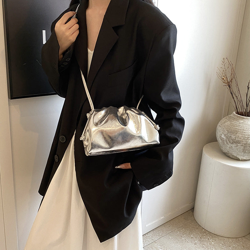 Tasche in Silberoptik ⎜ Glänzende Schultertasche mit Tunnelzug für moderne Party- oder Abendoutfits