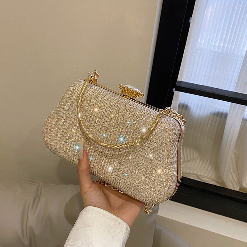 Clutch mit Glanzoptik ⎜ Kompakte Umhängetasche mit Kette für Abendkleid oder Partylook