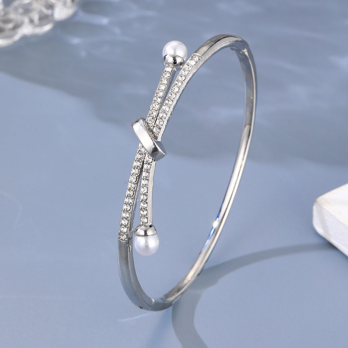 Silberfarbener Armreif mit Perlen & Zirkonia ⎜ Feminines Design für festliche Anlässe und tägliche Eleganz