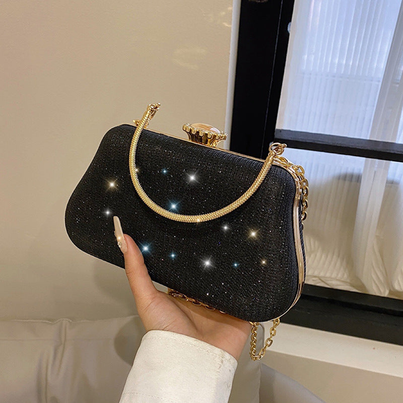 Clutch mit Glanzoptik ⎜ Kompakte Umhängetasche mit Kette für Abendkleid oder Partylook