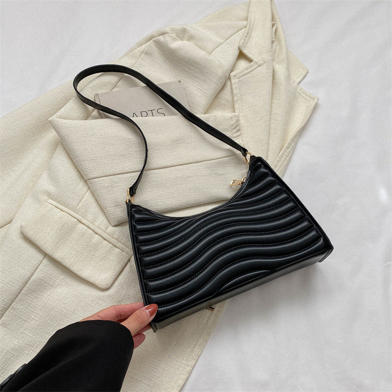 Strukturierte Schultertasche für Damen ⎜ Moderne Unterarmtasche mit Wellensteppung für täglichen Stil