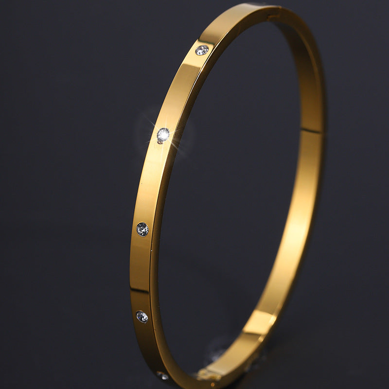 Klassischer Armreif für Damen ⎜ Langlebige Vergoldung mit funkelnden Steinen für tägliche Eleganz