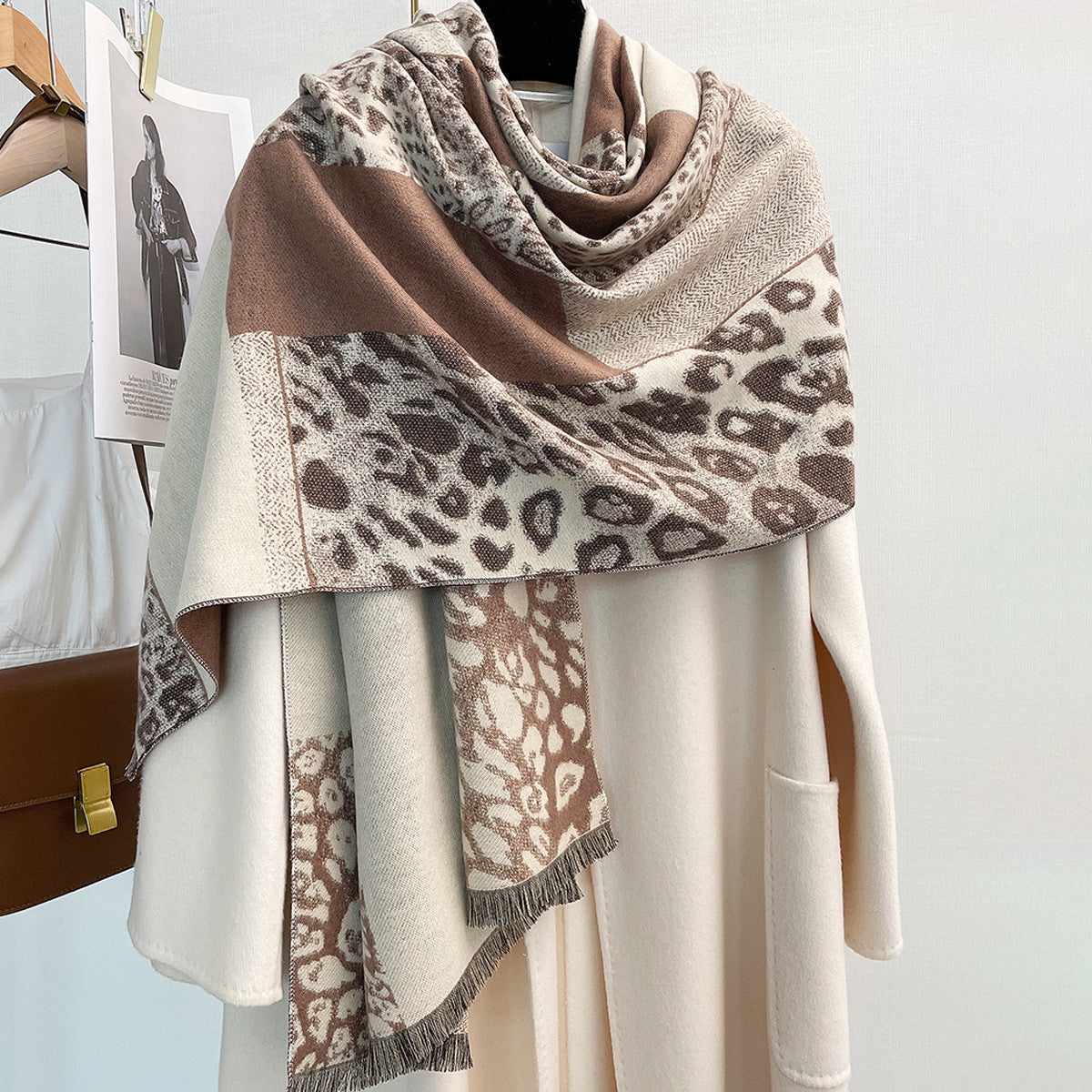 Damen-Winterschal im Animal Print ⎜ Weicher Schal mit Leopardenmuster für stilvolle Herbst- und Winter-Outfits