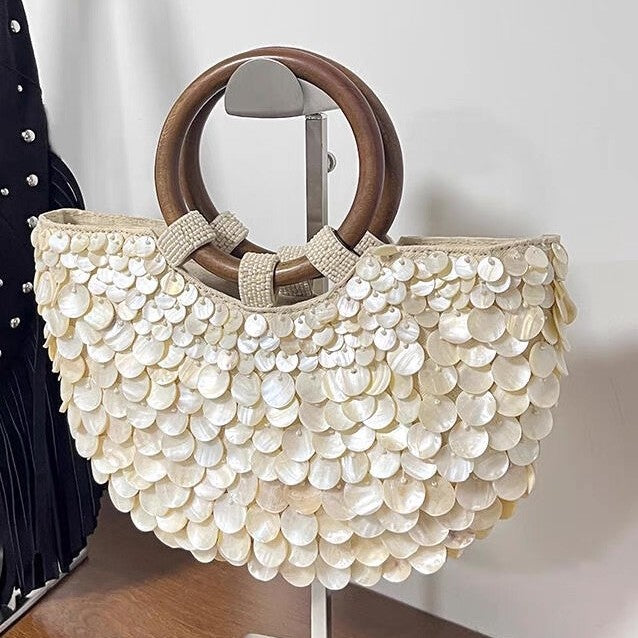 Handtasche mit Muscheldesign ⎜ Edle Tragetasche mit Holzgriffen und Perlmutt-Optik für Strand oder Events