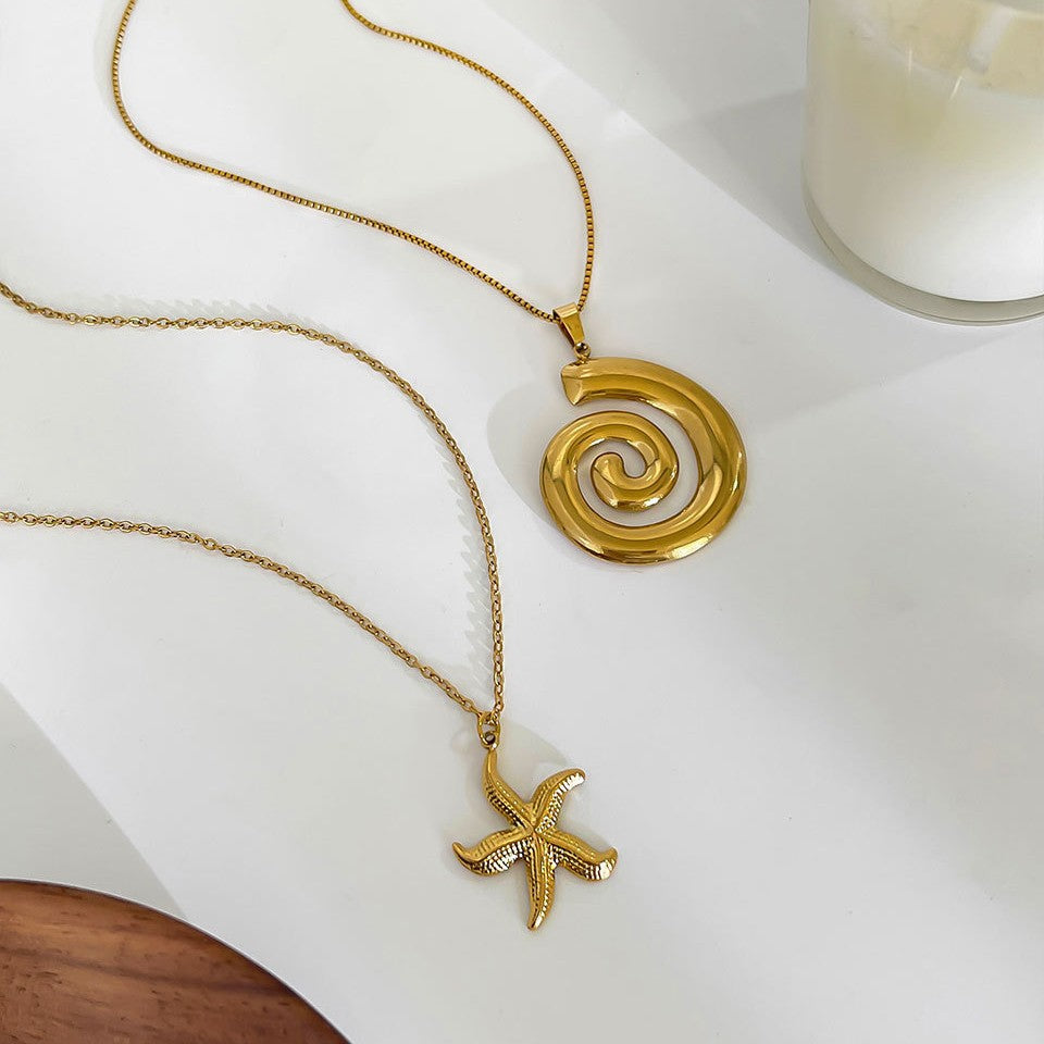 Ketten-Set für Damen ⎜ Vergoldete Doppelhalskette mit Seestern- und Muschelspiralanhänger für maritime Sommerlooks