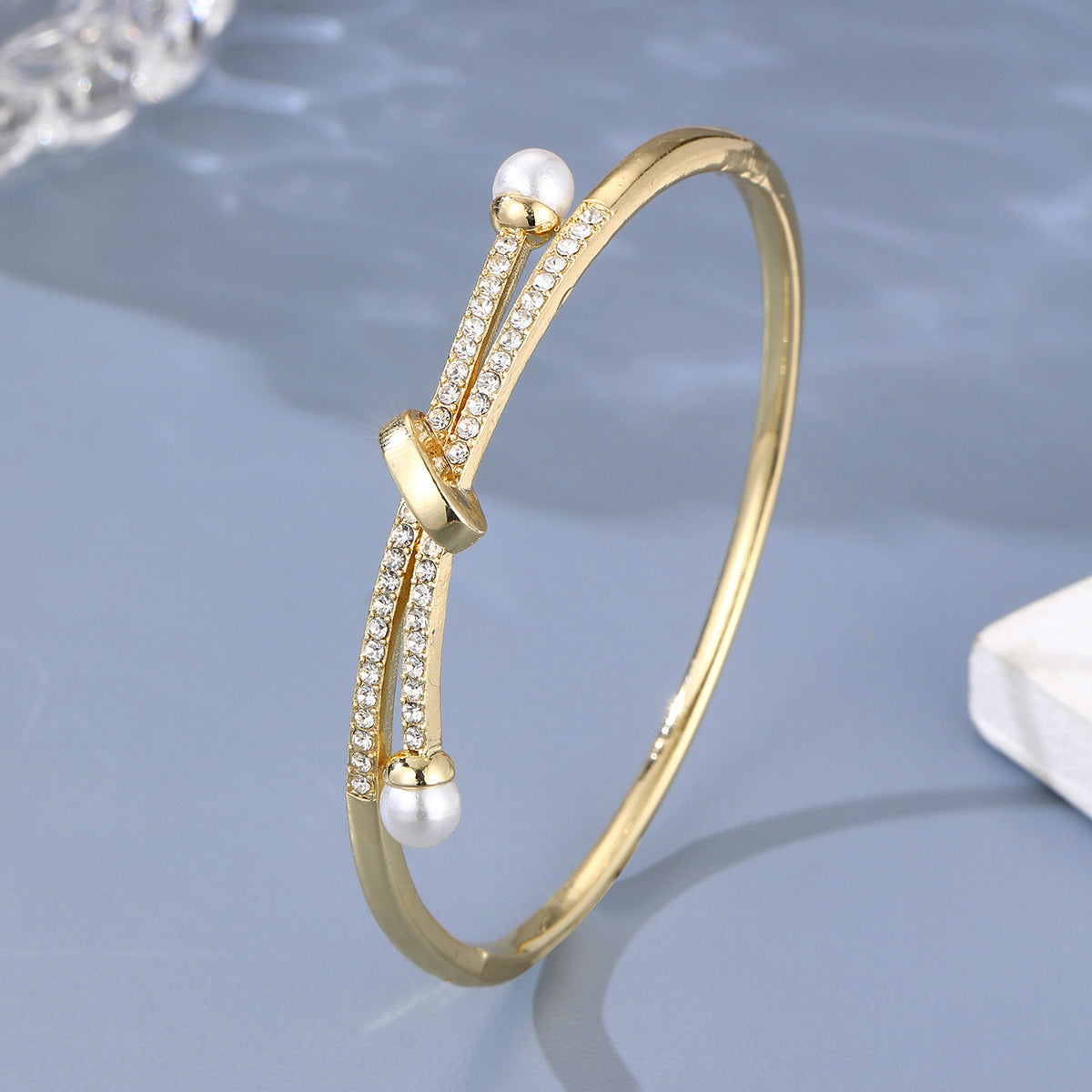 Silberfarbener Armreif mit Perlen & Zirkonia ⎜ Feminines Design für festliche Anlässe und tägliche Eleganz