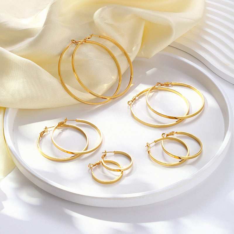 Goldene Ohrringe für Damen ⎜ Leichtes Ovaldesign für stilvolle Kombinationen im Alltag