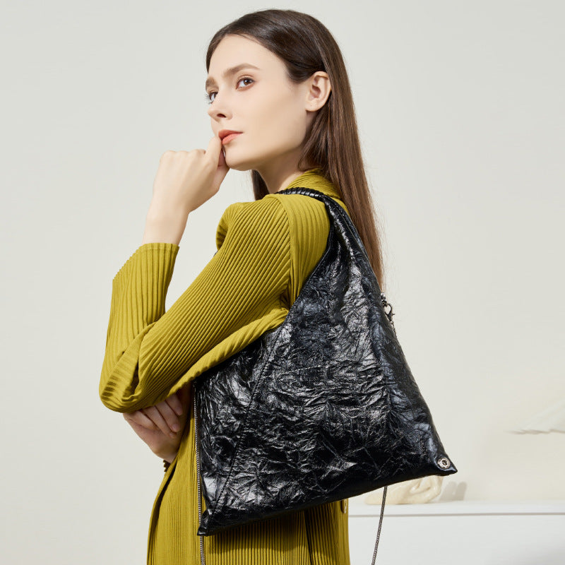 Schultertasche für Damen ⎜ Leichte Ledertasche mit glänzender Oberfläche und viel Platz für Alltag und Büro