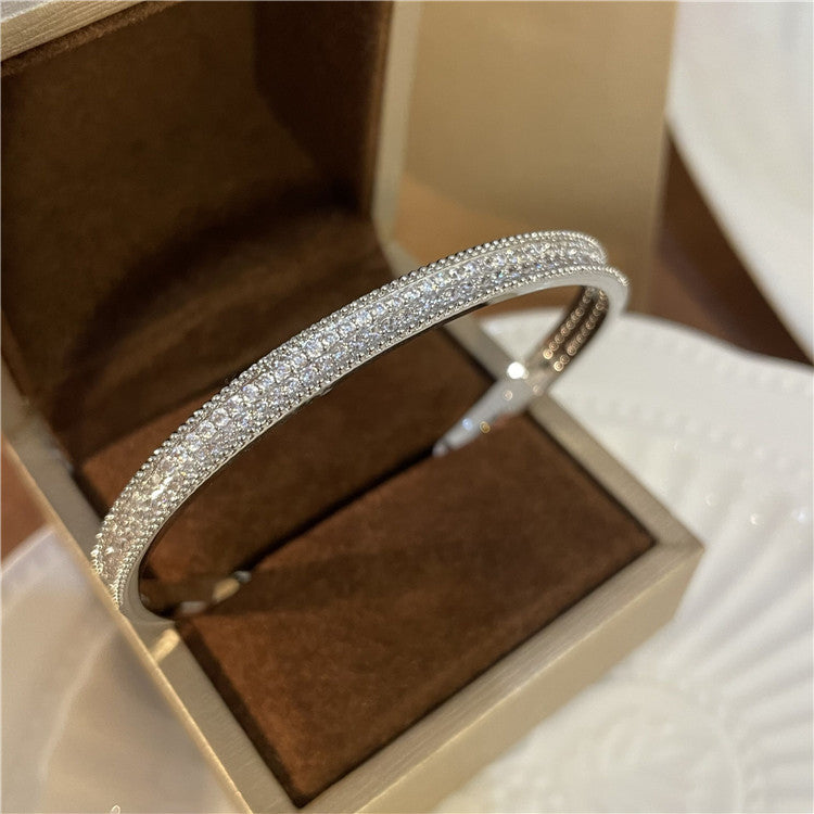 Luxuriöses Damenarmband in Goldoptik ⎜ Funkelnde Steine für glamouröse Anlässe und stilvolle Highlights