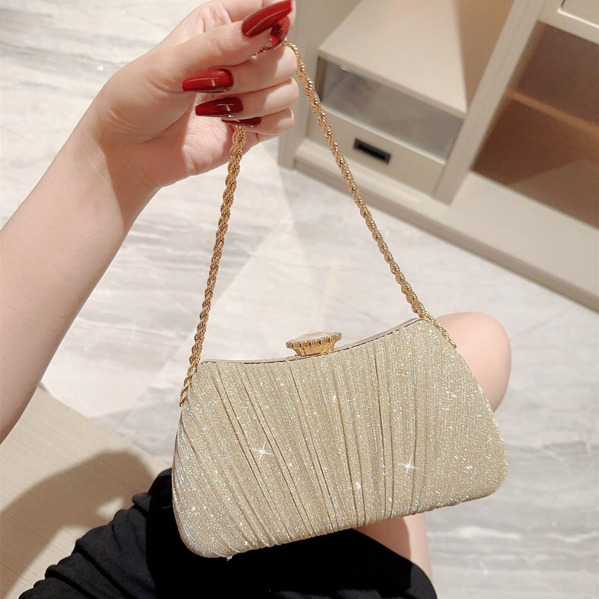 Goldene Abendtasche für Damen ⎜ Glänzende Clutch mit Faltenoptik und Tragekette für festliche Outfits
