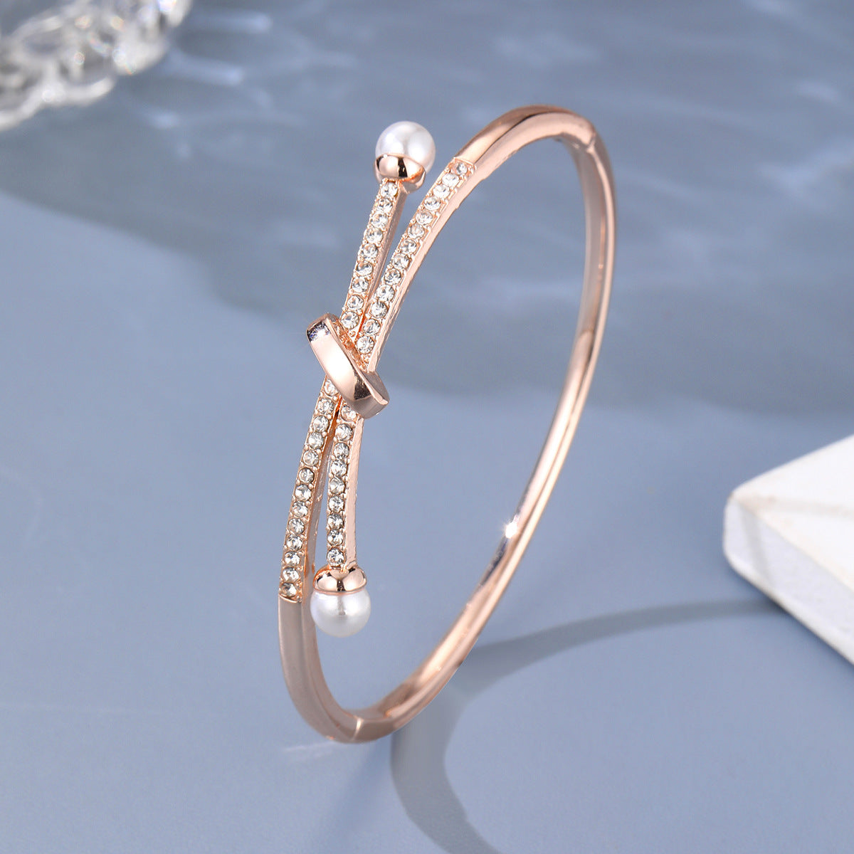 Silberfarbener Armreif mit Perlen & Zirkonia ⎜ Feminines Design für festliche Anlässe und tägliche Eleganz