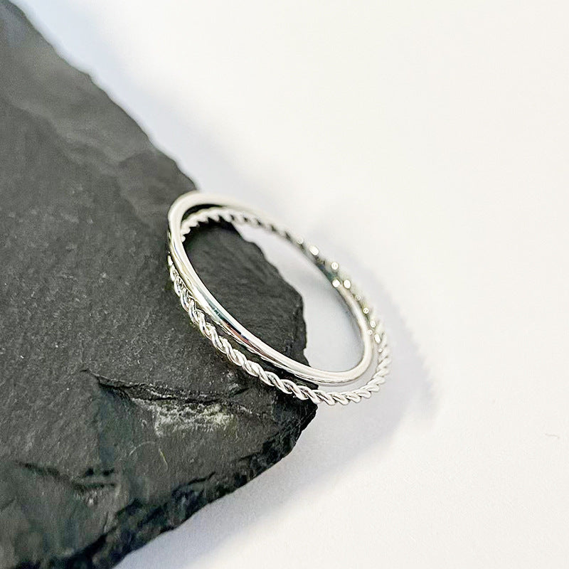 Moderner Damenring ⎜ Verstellbarer Kreuzring mit feiner Drehung für eleganten Look am Zeigefinger