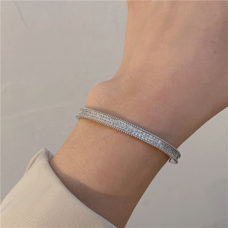 Luxuriöses Damenarmband in Goldoptik ⎜ Funkelnde Steine für glamouröse Anlässe und stilvolle Highlights