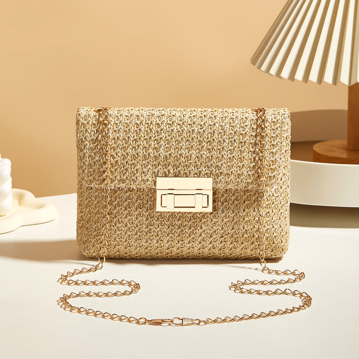 Strohtasche mit Kettenriemen ⎜ Schlichte Damenhandtasche mit Verschlussklappe für Sommer und Freizeit