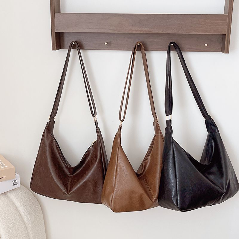 Große Umhängetasche für Damen ⎜ Praktische Tasche mit viel Stauraum für Alltag und Reisen