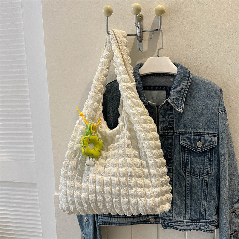 Faltentasche für Damen ⎜ Verspielte Stofftasche mit Rüschenstruktur und Blumenanhänger