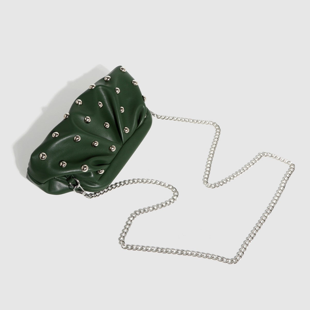 Damen Clutch in Lederoptik ⎜ Modische Schultertasche mit Nieten und Falten für trendige Outfits
