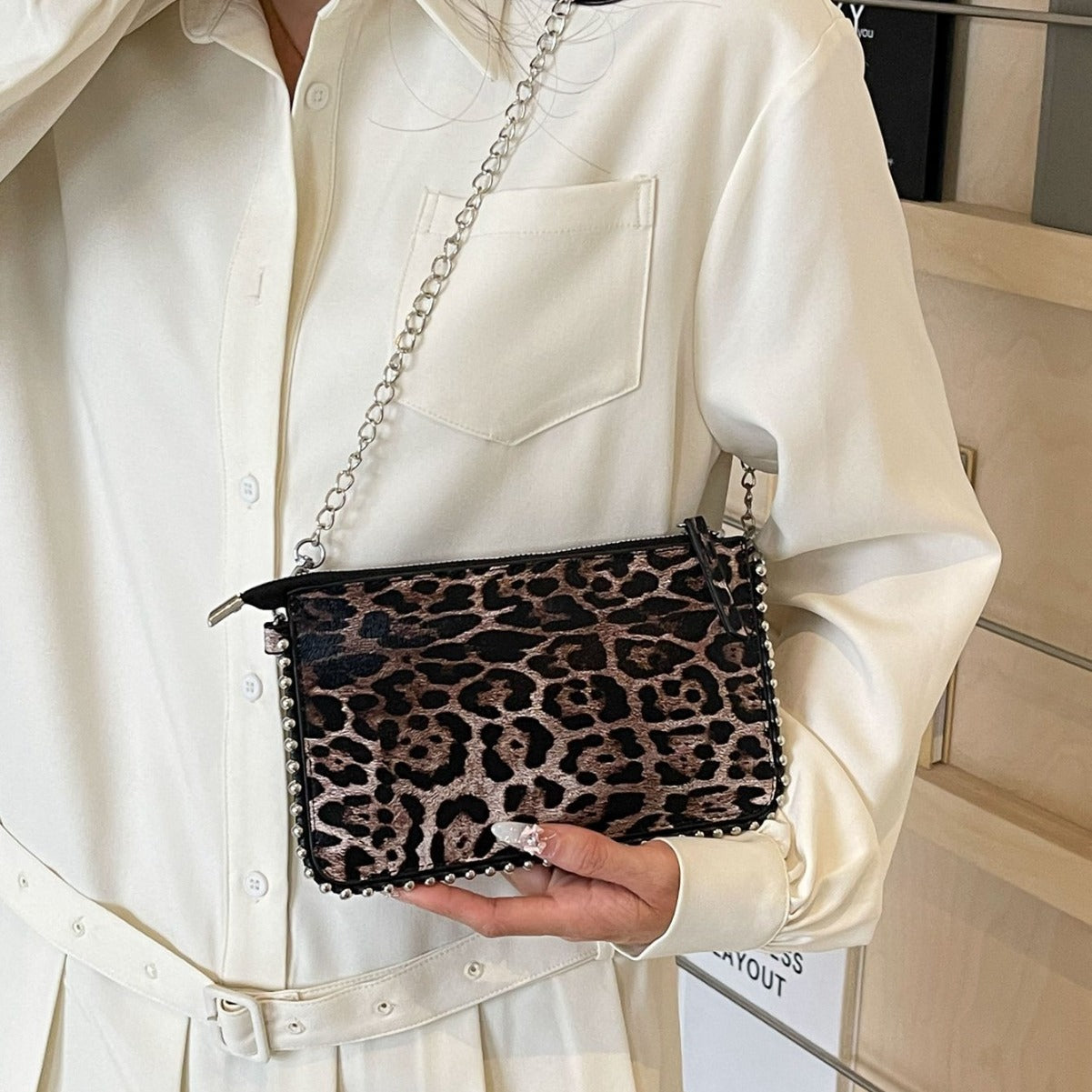Leopardenmuster Clutch für Damen ⎜ Modische Schultertasche mit Kette für Ausgehen, Events und Streetstyle