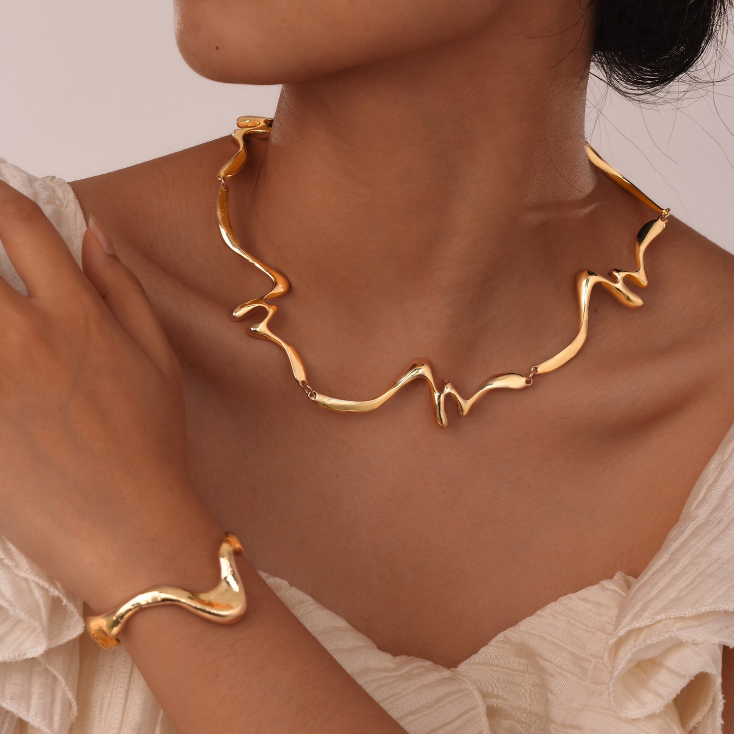 Auffällige Kette in Goldoptik ⎜ Vergoldeter Halsschmuck mit geschwungenem Design für moderne Akzente