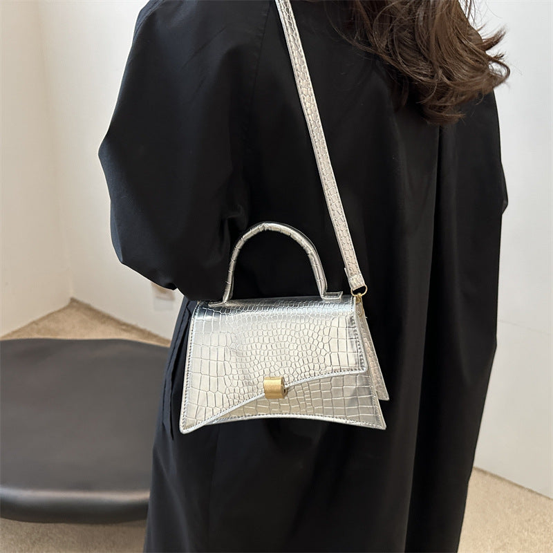 Kleine Handtasche für Damen ⎜ Strukturierte Umhängetasche in Lederoptik für elegante Anlässe
